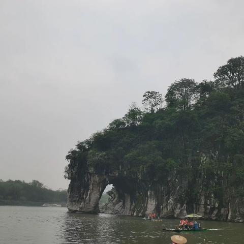 春风又上载花船，出行趁好天