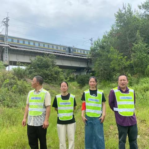 洽湾镇护路办开展铁路护路隐患排查护航汛期安全