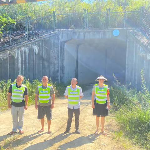 南丰县洽湾镇护路办开展国庆期间铁路安全巡查活动