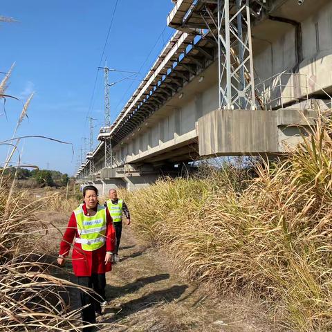 洽湾镇护路办开展“两会”期间铁路安全 隐患排查