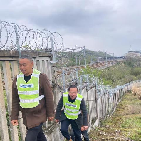 南丰县洽湾镇护路办开展铁路沿线安全隐患排查活动