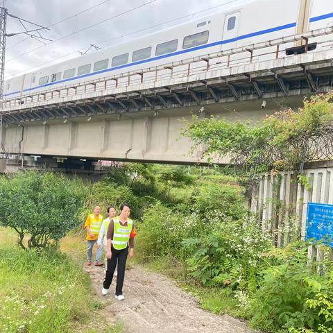 南丰县洽湾镇护路办开展端午期间铁路护路巡查活动