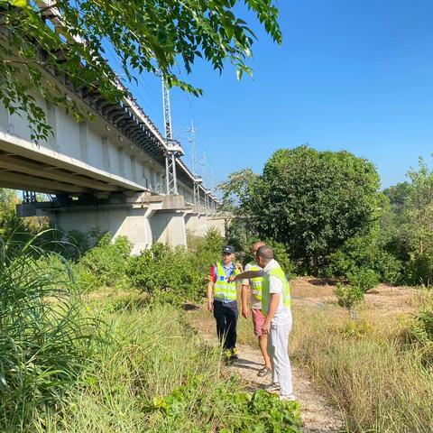 洽湾镇护路办开展“国庆、中秋”期间铁路护路巡查活动