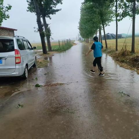 兰考县闫楼乡网格员守护排水“生命线”：排查疏通齐发力，筑牢民生保障网