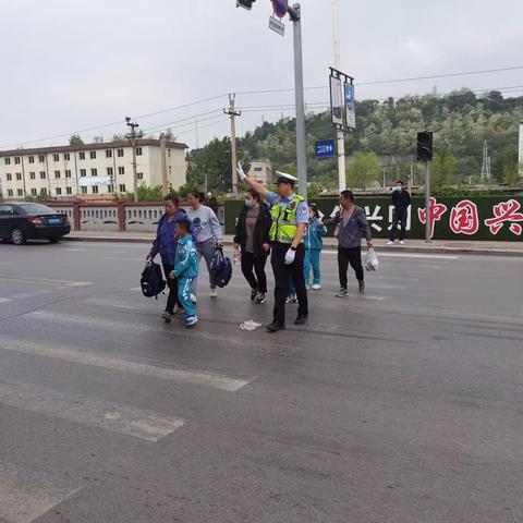 溪湖交警坚守护学岗，筑牢平安上学路