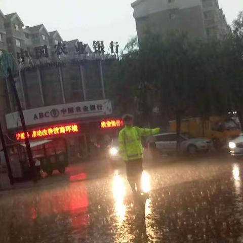 山城本溪遭暴雨围城，溪湖交警雨中执勤疏导交通