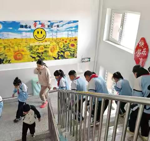 消防安全在心间——胜利中心小学开展消防演练活动