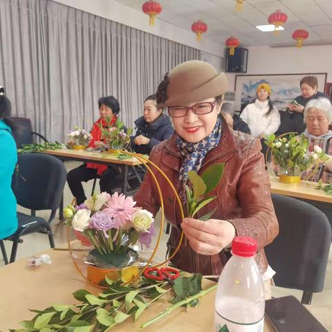 鲜花献给最美志愿者——炫特家园社区铁艺鲜花制作活动