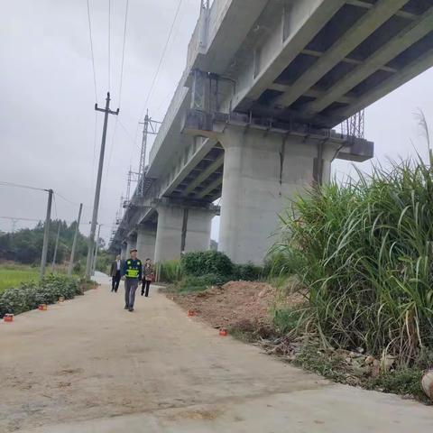 鸣山乡护路队在辖区内开展铁路巡护工作