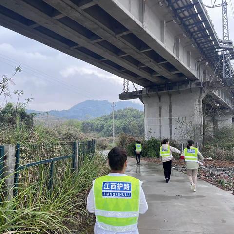 鸣山乡组织巾帼护路队，开展清明铁路护路巡查