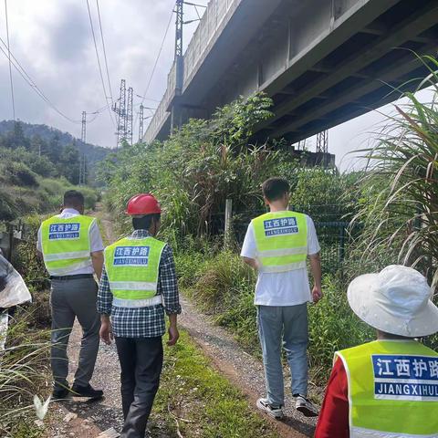 鸣山乡：开展劳动节前铁路护路巡查