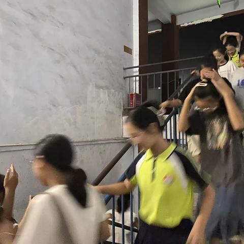 “筑牢安全底线，构建平安校园”——高新区杨梧贾小学进行夜间安全演练活动