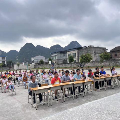 倾尽丹心育桃李，奉献韶华铸师魂