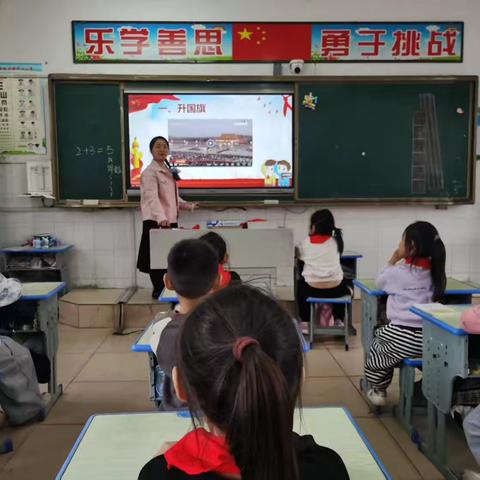 红领巾心向党 建队日里共成长