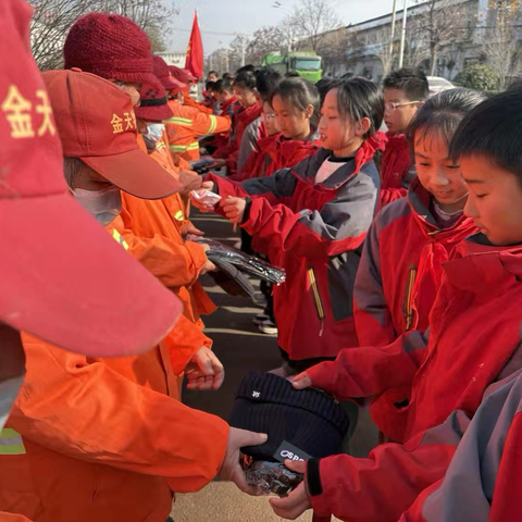 小手传温暖，致敬环卫工——丰县赵庄镇中心小学开展志愿者服务活动