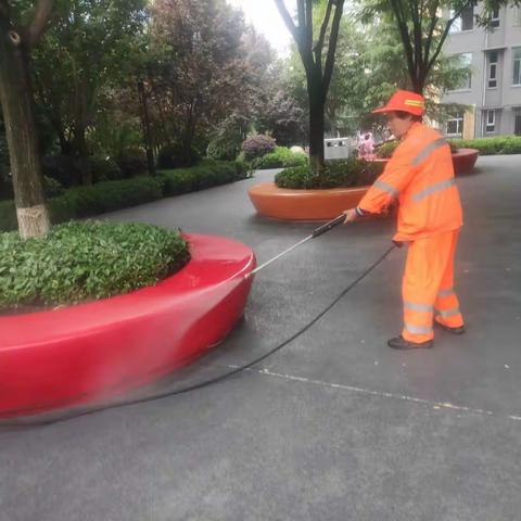 【航天基地城市管理和综合执法局】雨天冲刷道路 还道路透靓本色