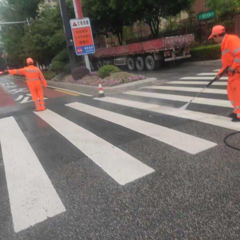 【航天基地城市管理和综合执法局】雨天环卫忙 全力保障雨天道路环境卫生