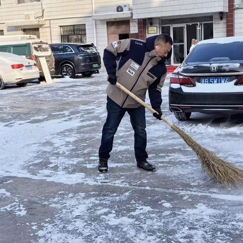 曹妃甸区分公司工会组织清理积雪