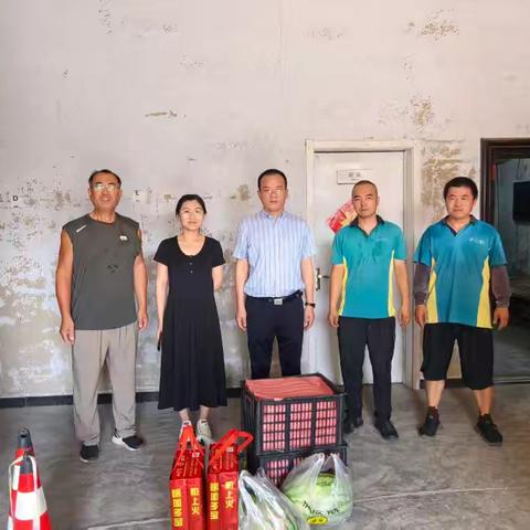 夏日送清凉 关爱伴身旁