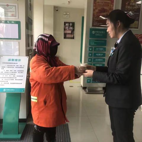 洮北支行团委开展“弘扬雷锋精神 践行青春使命”暖心志愿活动