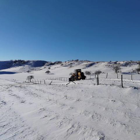 巴音都呼木嘎查推雪通路工作， 保障牧民群众出行安全