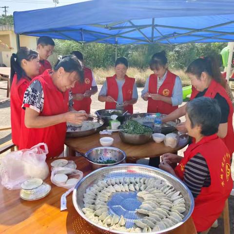 开展"关爱老人，百人敬老饺子宴”活动。