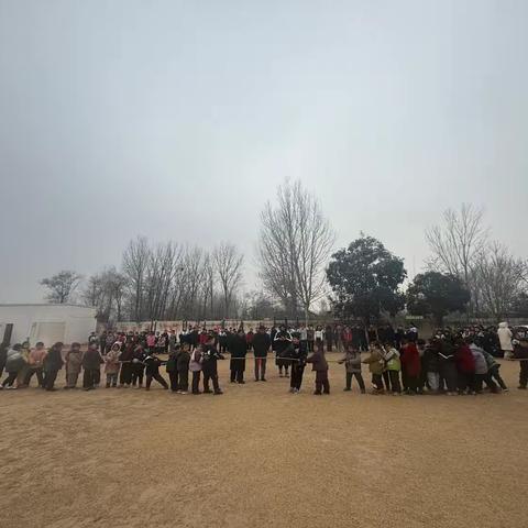 刘店乡中心学校举行拔河比赛