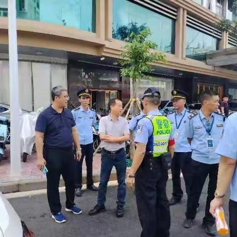 交警龙华大队与金宇街道办等职能部门联勤治理昆坡路道路通行环境