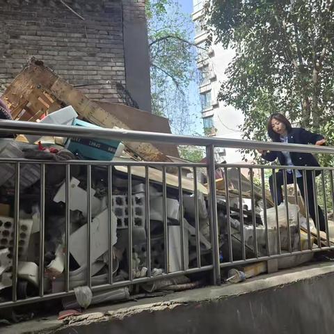 物业清理大件垃圾，共建美好家园