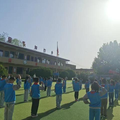 悠悠寸草心，浓浓感恩情——范村小学母亲节升旗仪式