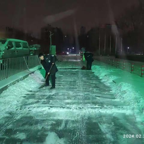 济阳区住建中心组织物业服务企业昼夜清雪，全力保障居民出行安全