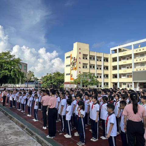 陵水黎族自治县司法局副局长杨静走进椰林二小开展禁毒宣传活动