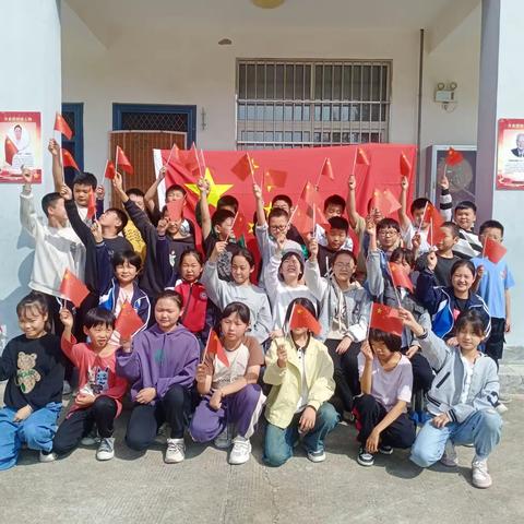 挂国旗，迎国庆，我与国旗合个影——颍川教育集团固厢校区大屈小学红色文化宣传