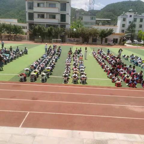 武定县高桥小学开展“脸盆憋气体验——筑牢防溺水安全防线”活动