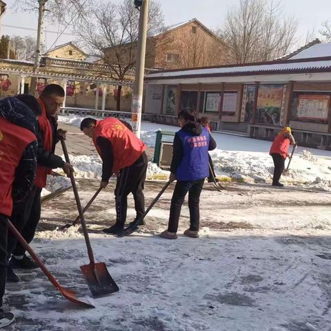 韩店街道西苗村--清除积雪关爱老人志愿者活动