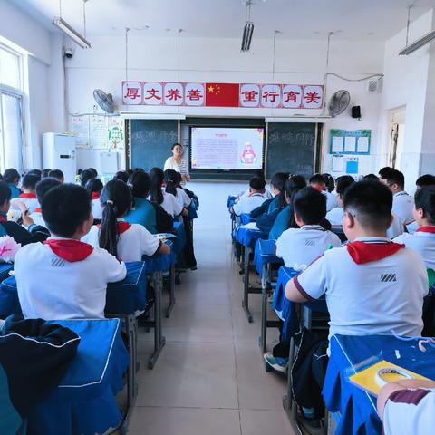 感恩母爱 温暖同行——五(12）中队开展母亲节主题班会