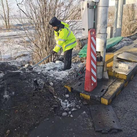 牡丹江南收费站：及时清理地磅边沟雪融水，保障设备正常运行，做好春节假期保通保畅