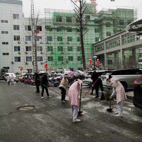 谷二医院凝心聚力开展除雪作业—全心全意为患者雪天安全出行保驾护航