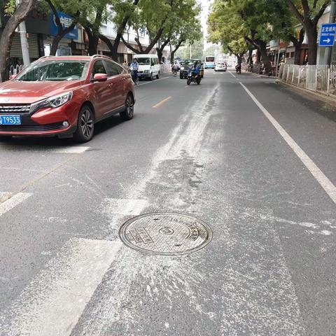 及时清理路面遗撒灰印