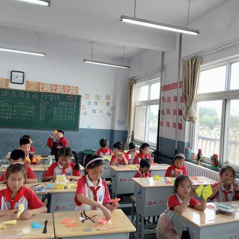 翟坡镇第三中心小学二年级手工课