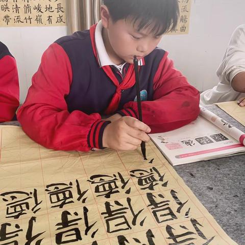 翟坡镇第三中心小学四年级书法课