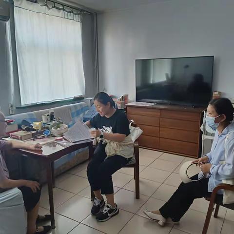 文化西路社区网格员入户探访，情暖独居老人心