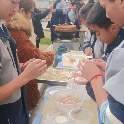 浓浓饺子香，暖暖校园情————遂昌三中702班快乐星期三当美食遇上电影（副本）