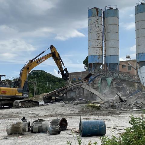 电白霞洞开展查处取缔违建非法混凝土搅拌站专项行动