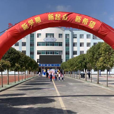 军训汇演展风采，勇毅扬帆新征程———科左中旗蒙古族实验学校2025级初一新生军训汇报表演