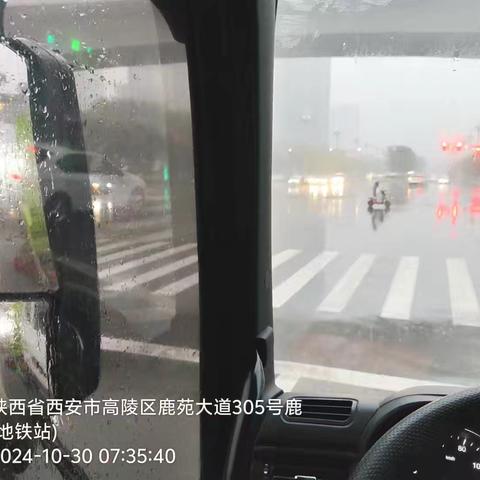 雨后进行路面大清理，大冲洗