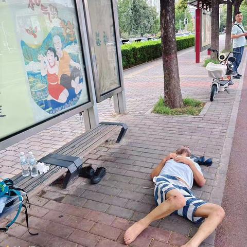 【高新细柳】网格员巡查遇老人躺卧在地，快速响应规范处置护安全