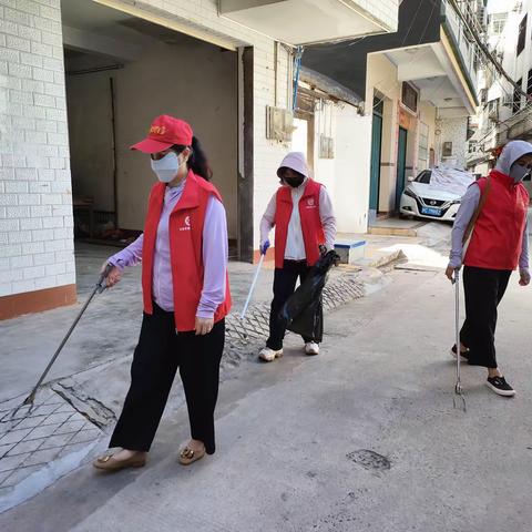 中共文昌市总工会党支部组织党员开展捡烟头志愿服务活动