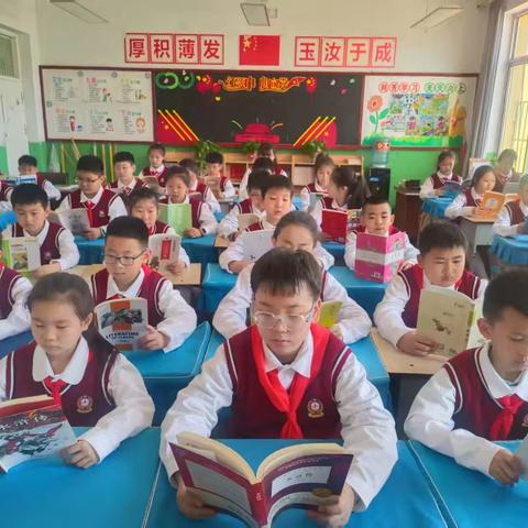 “遨游四大名著，绘制思维蓝图”——五年级十班的经典探索之旅