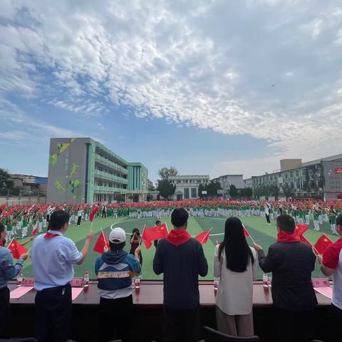 开封市苹果园中路小学美术学科开展“学习二十大 展出新变化”系列手工绘画摄影网络作品展